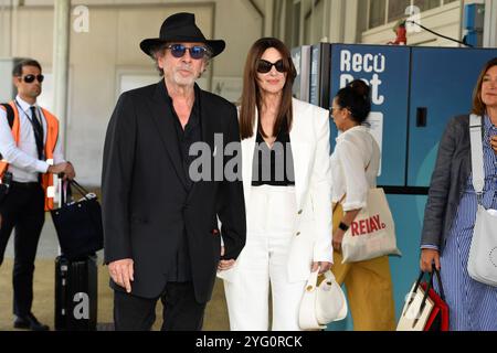 Tim Burton und Monica Bellucci kommen zum 81. Internationalen Filmfestival von Venedig 2024 im Aereoport von Venedig an. Stockfoto