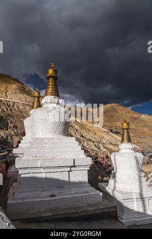 Stupa Sakya Kloster in Shigatse Tibet China, Sonnenuntergang Himmel Stockfoto