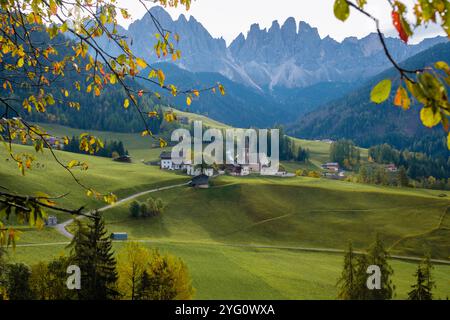 Ein malerisches Dorf eingebettet in die lebhaften Herbsthügel der Dolomiten, umgeben von majestätischen Gipfeln und einer ruhigen Atmosphäre. Santa Maddalena Val Stockfoto