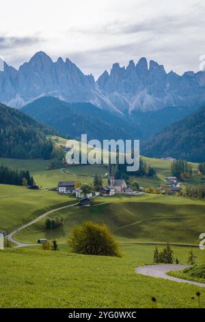 Eingebettet im Herzen der Dolomiten, erhebt sich ein charmantes Dorf aus dem pulsierenden Grün mit majestätischen Gipfeln. Santa Maddalena Val d Stockfoto