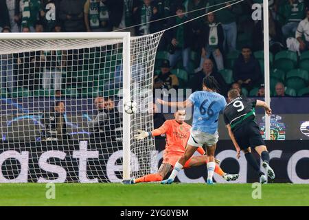 Lissabon, Portugal. November 2024. Viktor Gyokeres (Sporting CP) wurde während des Spiels der UEFA Champions League zwischen den Teams von Sporting CP und Manchester City FC in Aktion gesehen. Endpunktzahl: Sporting 4:1 Manchester City (Foto: Maciej Rogowski/SOPA Images/SIPA USA) Credit: SIPA USA/Alamy Live News Stockfoto