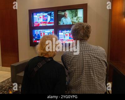 Raleigh, North Carolina, USA. November 2024. Die Wähler beobachten die frühe Wahlwiederkehr. (Credit Image: © Sue Dorfman/ZUMA Press Wire) NUR REDAKTIONELLE VERWENDUNG! Nicht für kommerzielle ZWECKE! Stockfoto