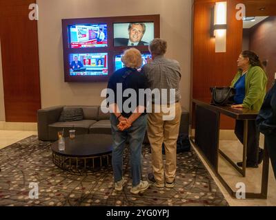 Raleigh, North Carolina, USA. November 2024. Die Wähler beobachten die frühe Wahlwiederkehr. (Credit Image: © Sue Dorfman/ZUMA Press Wire) NUR REDAKTIONELLE VERWENDUNG! Nicht für kommerzielle ZWECKE! Stockfoto