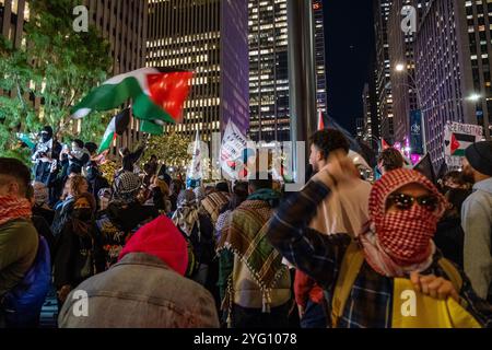 New York, NY, USA. November 2024. Pro-palästinensische Demonstranten versammeln sich am Wahlabend auf der 6th Avenue und werden auf der anderen Seite der Avenue mit pro-israelischen Demonstranten konfrontiert. Quelle: Ed Lefkowicz/Alamy Live News Stockfoto