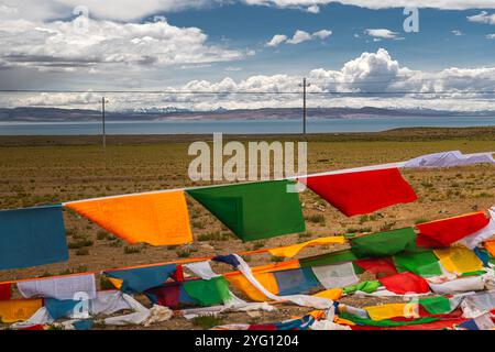 Fantastische Ausblicke auf den See und die Sanddünen auf dem Weg zum Ritual kora (Yatra) rund um den heiligen Mount Kailash. Ngari-Landschaft in Westtibet. Heiliger Ort Stockfoto