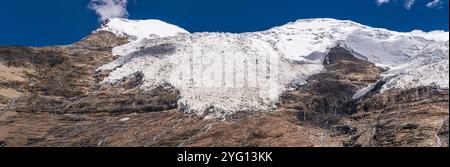 Der Karola-Gletscher ist einer der schönsten Gletscher in Tibet. Es liegt zwischen der Präfektur Lhokha und der Präfektur Shigatse - Tibet Stockfoto