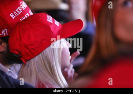 Washington, D.C., USA, 06.11.2024: Republikaner-Wahlparty: US-Präsidentenschaftswahl: Trump-Anhänger am Wahlabend in einer bekannten Sportsbar, die laut Medienberichten die einzige öffentliche Wahlnacht-Wache-Partei der Hauptstadt mit klarem Bekenntnis zu Donald Trump veranstaltet *** Washington, D C , USA, 06 11 2024 Republikanische Wahlpartei US-Präsidentschaftswahl Trump-Unterstützer am Wahlabend in einer populären Sportbar, die die die Hauptstädte beherbergt nur öffentliche Wahlnachtwache mit klarem Bekenntnis zu Donald Trump veröffentlicht Stockfoto