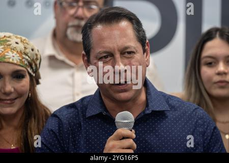 San Juan, USA. November 2024. Juan Dalmau, Kandidat für den Gouverneur der Independence Party und der Citizens Victory Movement, hält eine Rede, nachdem seine Rivale Jenniffer González Colón, Kandidatin für den Gouverneur der Neuen Progressiven Partei, am Dienstag, den 5. November 2024 in San Juan, Puerto Rico, vorläufig als neuer Gouverneur von Puerto Rico zertifiziert wurde. (Carlos Berríos Polanco/SIPA USA) Credit: SIPA USA/Alamy Live News Stockfoto