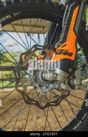 Balikpapan, Indonesien - 7. September 2024. Eine technische Aufnahme des Vorderrads eines Dirt-Bikes, eine Nahaufnahme der Scheibenbremse. Stockfoto