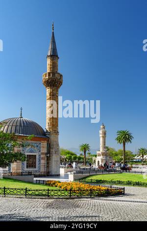 Malerischer Blick auf die Konak Moschee (Yali Moschee) in Izmir, Türkei Stockfoto