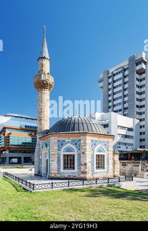 Malerischer Blick auf die Konak Moschee (Yali Moschee) in Izmir, Türkei Stockfoto