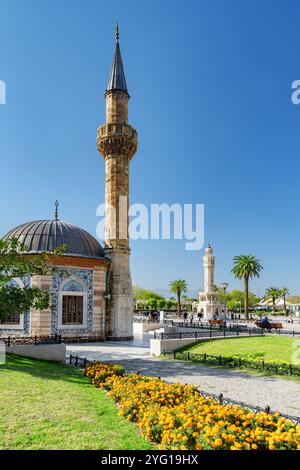 Malerischer Blick auf die Konak Moschee (Yali Moschee) in Izmir, Türkei Stockfoto