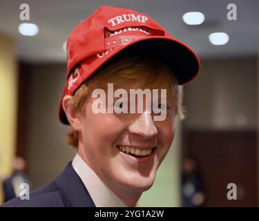 West Palm Beach, Florida 5. November 2024. Ein Unterstützer des ehemaligen Präsidenten Donald Trump trägt ein paar MAGA-Hüte im Palm Beach Convention Center bei der Trump Campaign Election Night Watch Party in West Palm Beach, Florida am Dienstag, den 5. November 2024. Foto: Joe Marino/UPI Credit: UPI/Alamy Live News Stockfoto