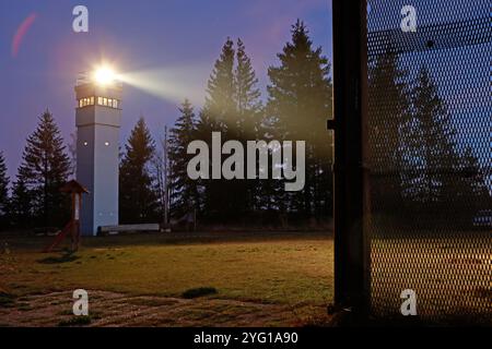 05. November 2024, Sachsen-Anhalt, Sorge: Blick auf einen Aussichtsturm an der ehemaligen innerdeutschen Grenze bei Sorge. Das Freilichtgrenzmuseum Sorge befindet sich direkt an der ehemaligen innerdeutschen Grenze im Harz. Als öffentliches Freilichtmuseum bietet es einen faszinierenden Einblick in die Vergangenheit und das System der Grenzsicherung. Zu den Höhepunkten des Ortes gehören die Überreste der ursprünglichen Grenzbefestigung. Diese veranschaulichen das komplexe System der Grenzsicherung und sind historische Zeugen der Teilung Deutschlands. Dieses Jahr die Stromversorgung des Turms und des Bor Stockfoto
