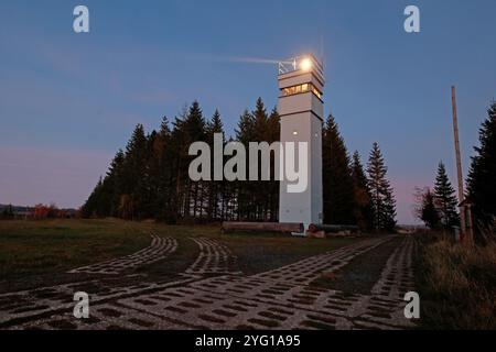 05. November 2024, Sachsen-Anhalt, Sorge: Blick auf einen Aussichtsturm an der ehemaligen innerdeutschen Grenze bei Sorge. Das Freilichtgrenzmuseum Sorge befindet sich direkt an der ehemaligen innerdeutschen Grenze im Harz. Als öffentliches Freilichtmuseum bietet es einen faszinierenden Einblick in die Vergangenheit und das System der Grenzsicherung. Zu den Höhepunkten des Ortes gehören die Überreste der ursprünglichen Grenzbefestigung. Diese veranschaulichen das komplexe System der Grenzsicherung und sind historische Zeugen der Teilung Deutschlands. Dieses Jahr die Stromversorgung des Turms und des Bor Stockfoto