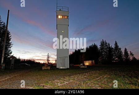 05. November 2024, Sachsen-Anhalt, Sorge: Blick auf einen Aussichtsturm an der ehemaligen innerdeutschen Grenze bei Sorge. Das Freilichtgrenzmuseum Sorge befindet sich direkt an der ehemaligen innerdeutschen Grenze im Harz. Als öffentliches Freilichtmuseum bietet es einen faszinierenden Einblick in die Vergangenheit und das System der Grenzsicherung. Zu den Höhepunkten des Ortes gehören die Überreste der ursprünglichen Grenzbefestigung. Diese veranschaulichen das komplexe System der Grenzsicherung und sind historische Zeugen der Teilung Deutschlands. Dieses Jahr die Stromversorgung des Turms und des Bor Stockfoto
