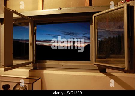 05. November 2024, Sachsen-Anhalt, Sorge: Blick auf die Landschaft von einem Aussichtsturm an der ehemaligen innerdeutschen Grenze bei Sorge. Das Freilichtgrenzmuseum Sorge befindet sich direkt an der ehemaligen innerdeutschen Grenze im Harz. Als öffentliches Freilichtmuseum bietet es einen faszinierenden Einblick in die Vergangenheit und das System der Grenzsicherung. Zu den Höhepunkten des Ortes gehören die Überreste der ursprünglichen Grenzbefestigung. Diese veranschaulichen das komplexe System der Grenzsicherung und sind historische Zeugen der Teilung Deutschlands. Dieses Jahr ist die Stromversorgung für Th Stockfoto