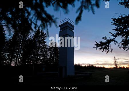 05. November 2024, Sachsen-Anhalt, Sorge: Blick auf einen Aussichtsturm an der ehemaligen innerdeutschen Grenze bei Sorge. Das Freilichtgrenzmuseum Sorge befindet sich direkt an der ehemaligen innerdeutschen Grenze im Harz. Als öffentliches Freilichtmuseum bietet es einen faszinierenden Einblick in die Vergangenheit und das System der Grenzsicherung. Zu den Höhepunkten des Ortes gehören die Überreste der ursprünglichen Grenzbefestigung. Diese veranschaulichen das komplexe System der Grenzsicherung und sind historische Zeugen der Teilung Deutschlands. Dieses Jahr die Stromversorgung des Turms und des Bor Stockfoto