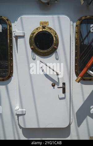 Die weiße Tür des heiligen Bima-Schiffes mit runden goldenen Fenstern. Semayang Harbor, 24. Oktober 2024, Balikpapan, East Kalimantan, Indonesien Stockfoto