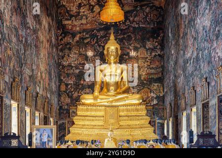 Fantastischer Blick auf die Buddha-Statue Phra Si Sakyamuni, Bangkok Stockfoto