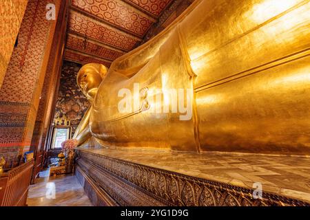 Fantastischer Blick auf den liegenden Buddha in Wat Pho, Bangkok, Thailand Stockfoto