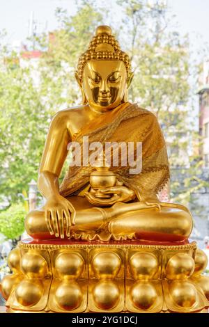 Fantastischer Blick auf die vergoldete Buddha-Statue im Wat Suthat Thepwararam Stockfoto