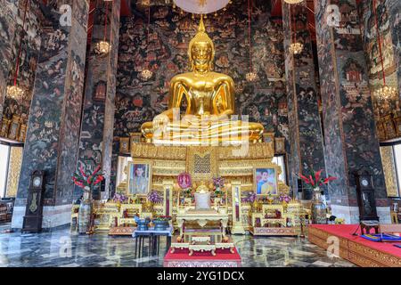 Fantastischer Blick auf die vergoldete Buddha-Statue zwischen erstaunlichen Wandmalereien Stockfoto