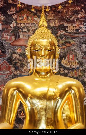 Fantastischer Blick auf die vergoldete Buddha-Statue zwischen erstaunlichen Wandmalereien Stockfoto