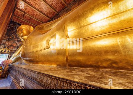 Fantastischer Blick auf den liegenden Buddha in Wat Pho, Bangkok, Thailand Stockfoto