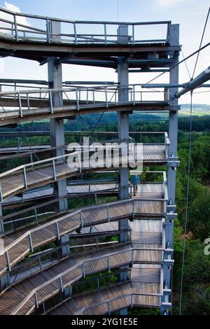 Mettlach, Deutschland - 27. Juni 2021: Turm mit Rampe am Baumkronenweg an der Saarschleife an einem sonnigen Frühlingnachmittag in Deutschland. Stockfoto