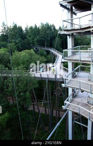 Mettlach, Deutschland - 27. Juni 2021: Turmseite und Holzwanderweg von oben bei Baumkronenwanderung an der Saarschleife an einem sonnigen Frühlingnachmittag in Ger Stockfoto