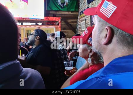 Washington, D.C., USA, 06.11.2024: Republikaner-Wahlparty: US-Präsidentenschaftswahl: Trump-Anhänger am Wahlabend in einer bekannten Sportsbar, die laut Medienberichten die einzige öffentliche Wahlnacht-Wache-Partei der Hauptstadt mit klarem Bekenntnis zu Donald Trump veranstaltet *** Washington, D C , USA, 06 11 2024 Republikanische Wahlpartei US-Präsidentschaftswahl Trump-Unterstützer am Wahlabend in einer populären Sportbar, die die die Hauptstädte beherbergt nur öffentliche Wahlnachtwache mit klarem Bekenntnis zu Donald Trump veröffentlicht Stockfoto