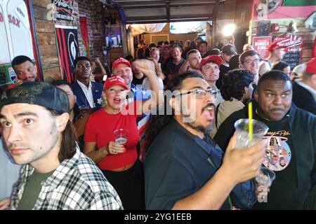 Washington, D.C., USA, 06.11.2024: Republikaner-Wahlparty: US-Präsidentenschaftswahl: Trump-Anhänger am Wahlabend in einer bekannten Sportsbar, die laut Medienberichten die einzige öffentliche Wahlnacht-Wache-Partei der Hauptstadt mit klarem Bekenntnis zu Donald Trump veranstaltet *** Washington, D C , USA, 06 11 2024 Republikanische Wahlpartei US-Präsidentschaftswahl Trump-Unterstützer am Wahlabend in einer populären Sportbar, die die die Hauptstädte beherbergt nur öffentliche Wahlnachtwache mit klarem Bekenntnis zu Donald Trump veröffentlicht Stockfoto