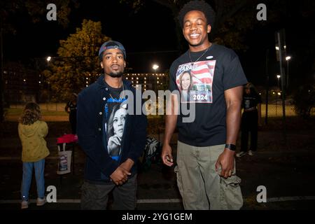 Während eines Wahlabends mit US-Vizepräsidentin Kamala Harris an der Howard University in Washington, DC, USA, posieren Menschen für Fotos. 2024. Stockfoto