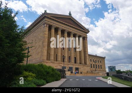 Moody, drohender, beängstigender, unsicherer Blick auf einen Eingang. Der Stil ist ein griechisches Revival mit klassischen Säulen. Im Philadelphia Museum of Art in Pennsylvania. Stockfoto