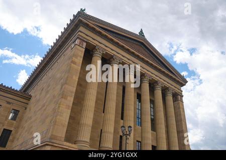 Moody, drohender, beängstigender, unsicherer Blick auf einen Eingang. Der Stil ist ein griechisches Revival mit klassischen Säulen. Im Philadelphia Museum of Art in Pennsylvania. Stockfoto