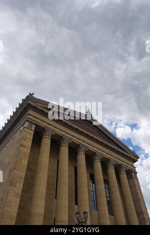 Moody, drohender, beängstigender, unsicherer Blick auf einen Eingang. Der Stil ist ein griechisches Revival mit klassischen Säulen. Im Philadelphia Museum of Art in Pennsylvania. Stockfoto