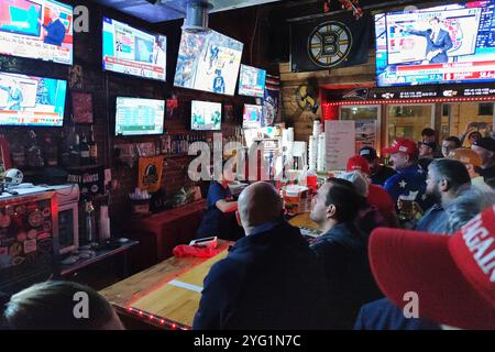 Washington, D.C., USA, 06.11.2024: Republikaner-Wahlparty: US-Präsidentenschaftswahl: Trump-Anhänger am Wahlabend in einer bekannten Sportsbar, die laut Medienberichten die einzige öffentliche Wahlnacht-Wache-Partei der Hauptstadt mit klarem Bekenntnis zu Donald Trump veranstaltet *** Washington, D C , USA, 06 11 2024 Republikanische Wahlpartei US-Präsidentschaftswahl Trump-Unterstützer am Wahlabend in einer populären Sportbar, die die die Hauptstädte beherbergt nur öffentliche Wahlnachtwache mit klarem Bekenntnis zu Donald Trump veröffentlicht Stockfoto