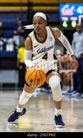 4. November 2024 Berkeley CA U.S.A. kalifornische Garde Kayla Williams (4) geht in den Korb während des NCAA/ACC Women's Basketball Spiels zwischen Saint Mary's Gaels und California Golden Bears. Kalifornien besiegt Saint Mary's 90-58 im Haas Pavilion Berkeley Kalifornien Thurman James/CSM Stockfoto