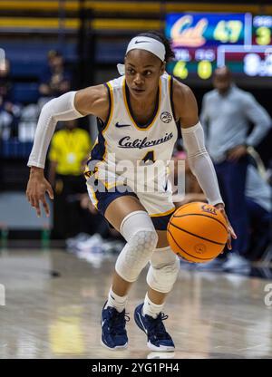 4. November 2024 Berkeley CA U.S.A. die kalifornische Garde Kayla Williams (4) fährt während des NCAA/ACC Women's Basketball Spiels zwischen Saint Mary's Gaels und California Golden Bears zum Basketball. Kalifornien besiegt Saint Mary's 90-58 im Haas Pavilion Berkeley Kalifornien Thurman James/CSM Stockfoto