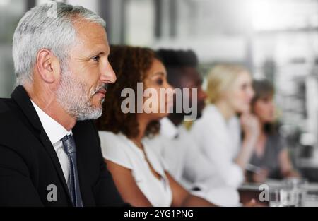 Geschäftsmann, Profil und Denken im Büro für Besprechungen, Mitarbeiterbindung und Feedback für Wachstum. Menschen, reife Person und aufmerksam in Stockfoto