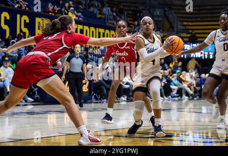 4. November 2024 Berkeley CA U.S.A. die kalifornische Garde Kayla Williams (4) fährt während des NCAA/ACC Women's Basketball Spiels zwischen Saint Mary's Gaels und California Golden Bears zum Basketball. Kalifornien besiegt Saint Mary's 90-58 im Haas Pavilion Berkeley Kalifornien Thurman James/CSM Stockfoto