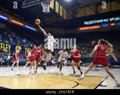 4. November 2024 Berkeley CA U.S.A. die kalifornische Garde Kayla Williams (4) fährt während des NCAA/ACC Women's Basketball Spiels zwischen Saint Mary's Gaels und California Golden Bears zum Basketball. Kalifornien besiegt Saint Mary's 90-58 im Haas Pavilion Berkeley Kalifornien Thurman James/CSM Stockfoto