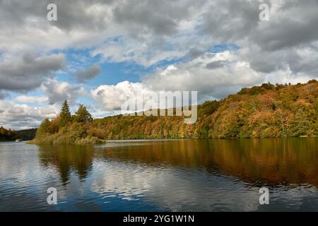 Die Herbstszene im Nationalpark Plitvicer Seen in Kroatien zeigt die atemberaubende Verwandlung der Natur im Herbst. Die ruhigen, kristallklaren Seen Stockfoto