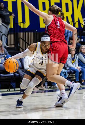 4. November 2024 Berkeley CA U.S.A. die kalifornische Garde Kayla Williams (4) fährt während des NCAA/ACC Women's Basketball Spiels zwischen Saint Mary's Gaels und California Golden Bears zum Basketball. Kalifornien besiegt Saint Mary's 90-58 im Haas Pavilion Berkeley Kalifornien Thurman James/CSM Stockfoto