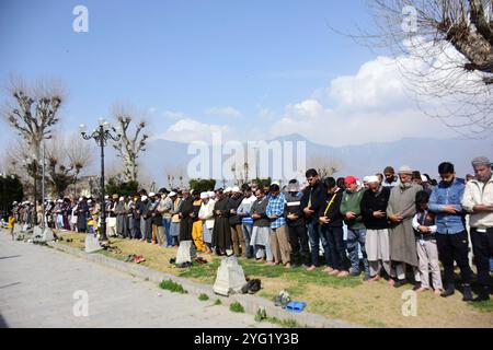 Srinagar, Kaschmir, Indien. 19. März 2021. Muslimische Anbeter beten am letzten Freitag von Mehraj-ul-Alam in Srinagar, im indischen Kaschmir. Im Islam gilt Mehraj-ul-Alam als die Nacht, als der Prophet Mohammad den Aufstieg in den Himmel machte. Während der religiösen Zeremonie wurde den Gläubigen ein heiliges Relikt des Propheten Mohammad gezeigt. Am Freitag wurde Mehraj-ul-Alam mit religiösem Eifer im Kaschmir-Tal gefeiert Stockfoto