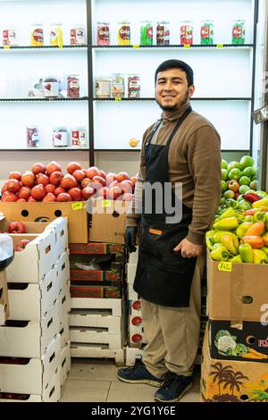 Stehend Einzelhandel Geschäft Geschäft Markt Bio Lebensmittel Verkäufer Geschäft Mann Verkauf Menschen Gemüse Stockfoto