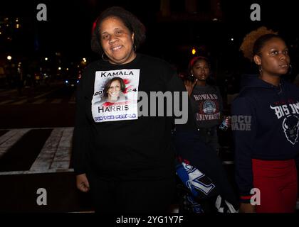 Washington, USA. November 2024. Ein Unterstützer von Kamala Harris trifft sich an der Howard University, während er am 5. November 2024 an einer Wahlveranstaltung für die US-Vizepräsidentin und demokratische Präsidentschaftskandidatin Kamala Harris in Washington, DC, teilnimmt. (Foto: Probal Rashid/SIPA USA) Credit: SIPA USA/Alamy Live News Stockfoto