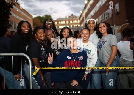 Washington, USA. November 2024. Unterstützer von Kamala Harris treffen sich an der Howard University, während sie am 5. November 2024 in Washington, DC an einer Wahlveranstaltung für die Vizepräsidentin und Präsidentschaftskandidatin Kamala Harris teilnehmen. (Foto: Probal Rashid/SIPA USA) Credit: SIPA USA/Alamy Live News Stockfoto