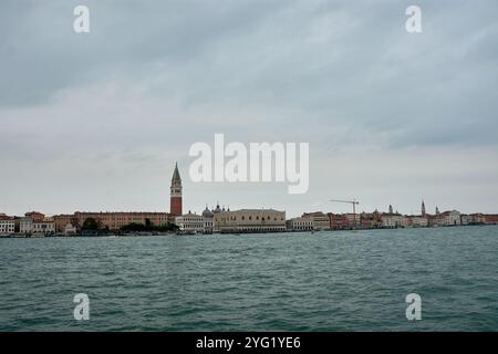 Blick auf Venedigs berühmte Skyline mit dem majestätischen Markusplatz und den historischen Gebäuden des Markusplatzes. Stockfoto